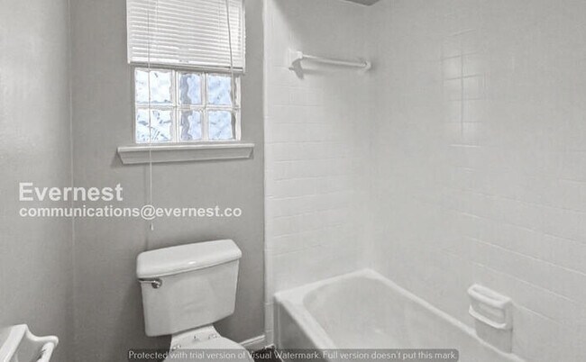 Building Photo - 4 Bed/2.5 Bath Home with Detached Garage / Pet-Friendly / Available  Now!