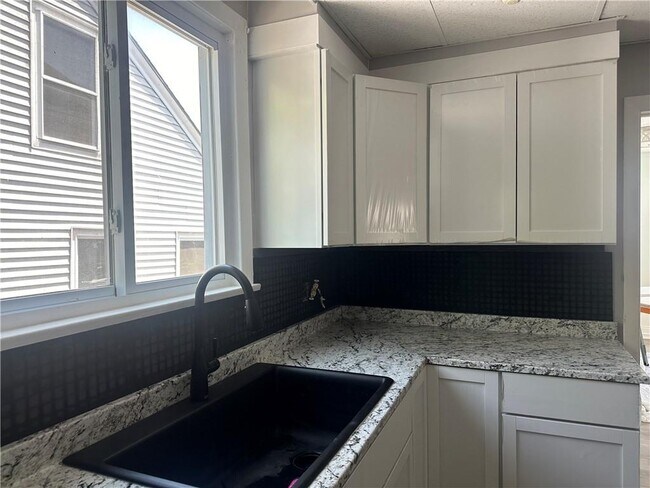 Building Photo - 804 Main St