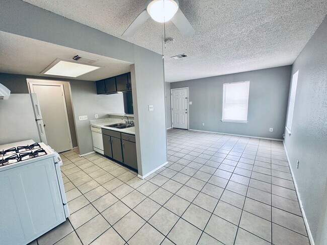 Building Photo - 5305 Woodland Oaks Ct