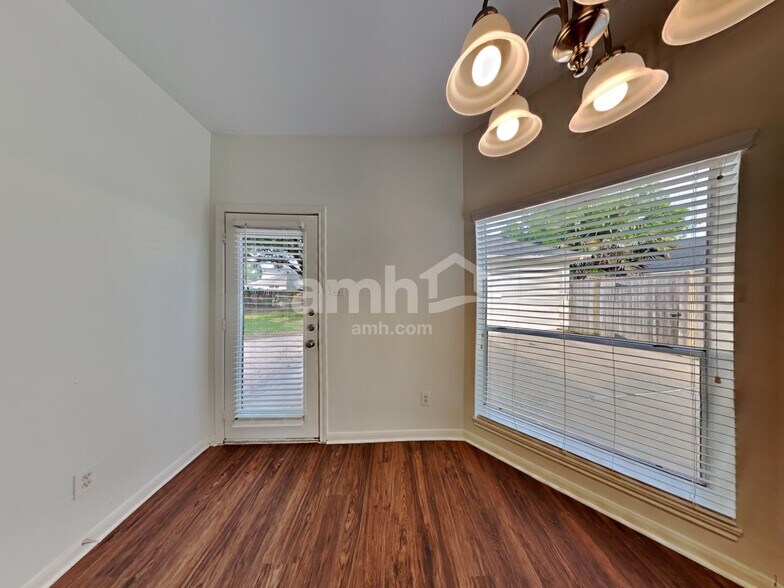 Building Photo - 2036 Pembroke Bay Dr