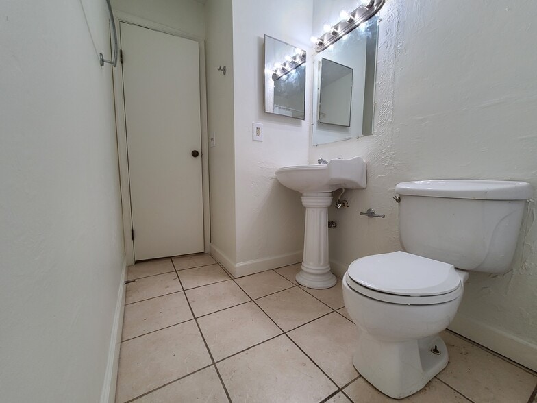 Building Photo - 701 SW 75th St