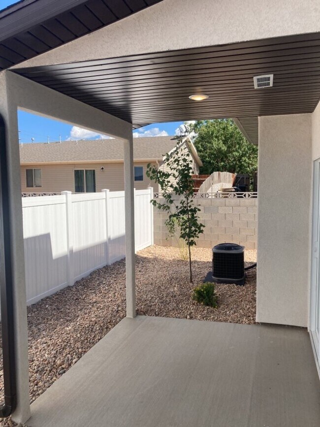 Building Photo - Move-In Discount - 3 Bed - 2.5 Bath, Newer...