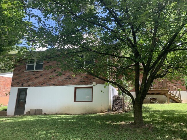 Building Photo - 8327 Lonkar