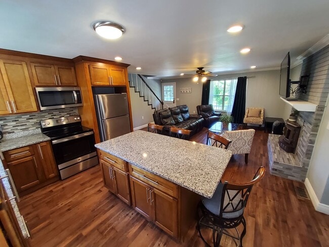 Building Photo - Sevierville 37862 - Showings begin July 11, 2026 - Fully Furnished! Long term or 3 Month Lease Co...