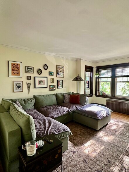 living room - 4036 N Mozart St