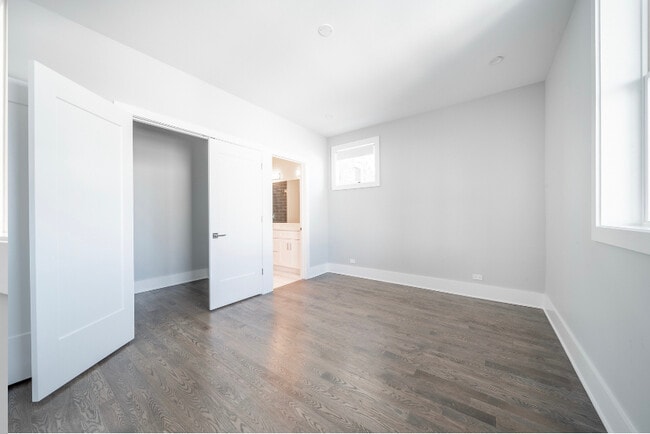 Building Photo - 556 W 18th St