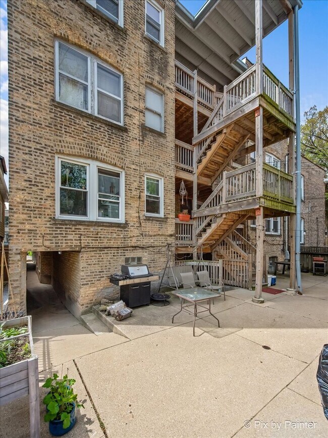 Building Photo - 2252 W Winnemac Ave