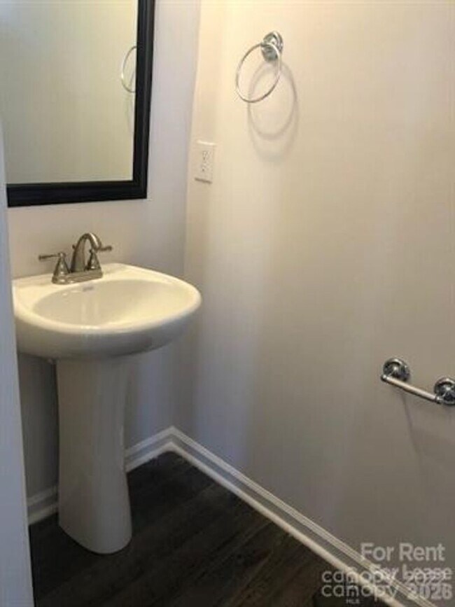 Building Photo - 3 bedroom townhome available now!