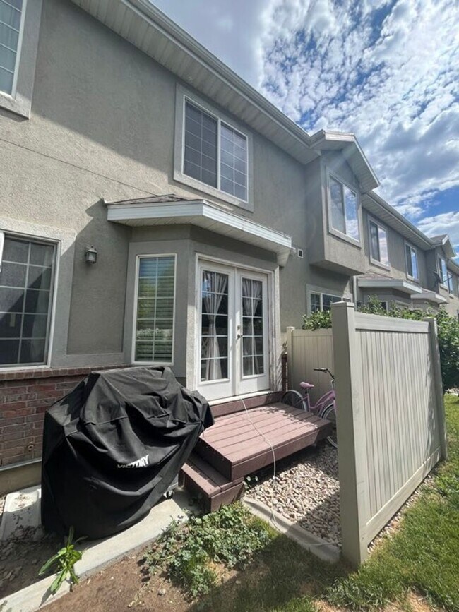 Building Photo - Saratoga Townhome