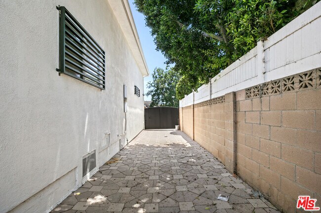 Building Photo - 12643 Archwood St