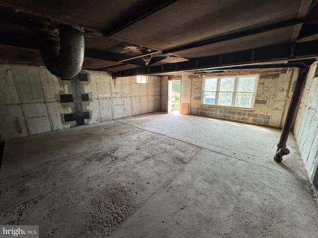 Building Photo - Available Now- Charming 3 Bedroom 1.5 Bath...