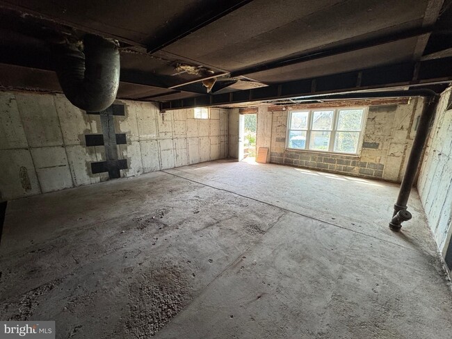 Building Photo - Coming Soon - 3 Bedroom 1.5 Bath Home - Hi...