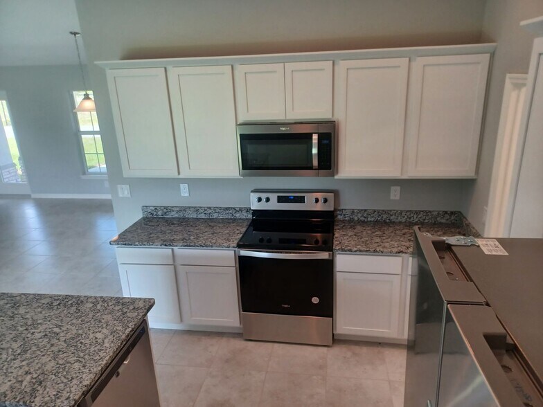 Building Photo - 4/2 Newer  construction home.