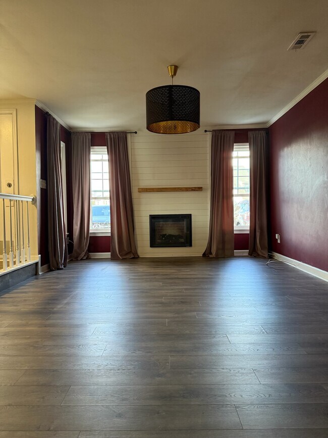 Building Photo - 713 Goodard Dr