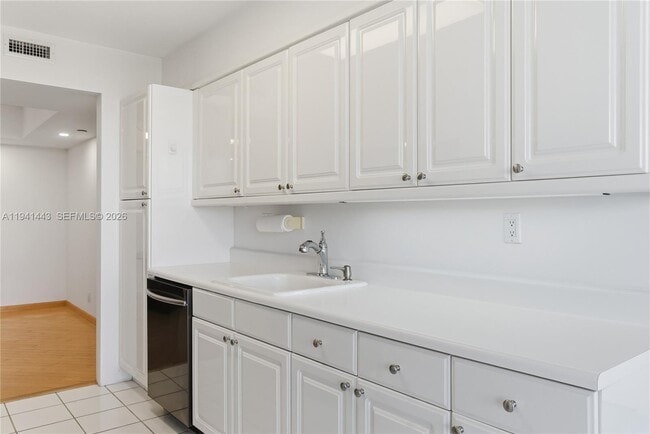 Building Photo - 3598 Yacht Club Dr