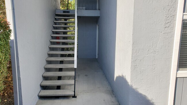 Building Photo - Spacious 2 Bedroom, 1 Bathroom Moraga Condo