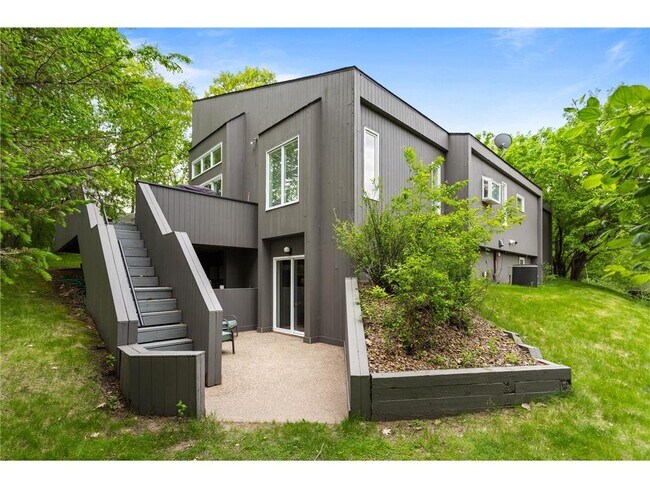 Building Photo - 2925 Minnehaha Curve