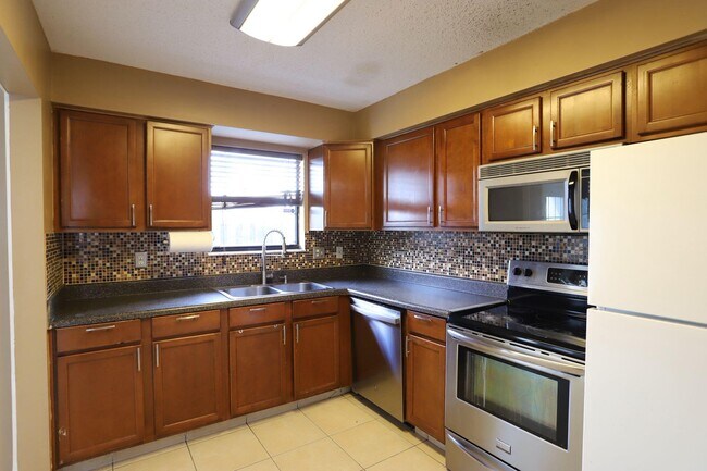 Building Photo - 2303 Seaside Dr