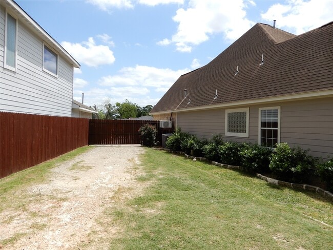 Building Photo - 13531 Russ Dr