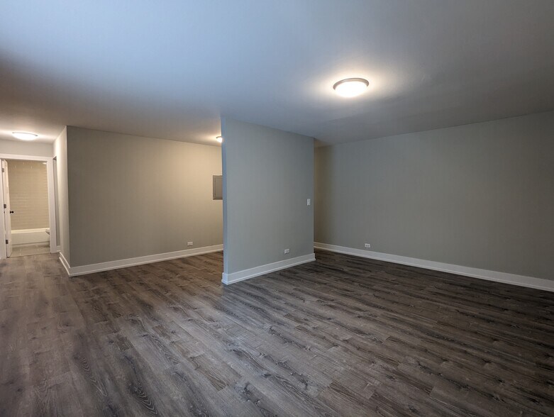 Building Photo - 542 W Surf St