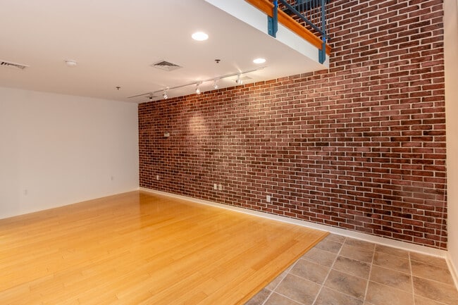 Building Photo - 36 Moore St