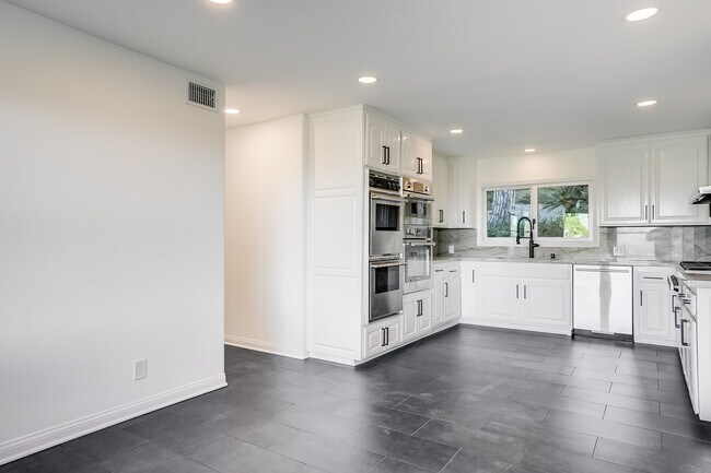 Building Photo - 15851 Mulholland Pl