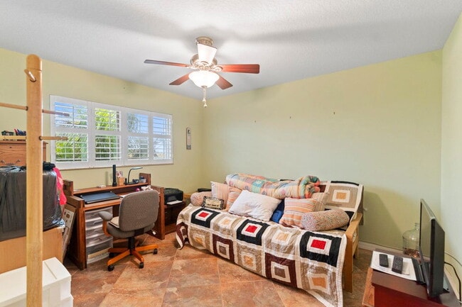 Building Photo - 2615 NE 1st Ct