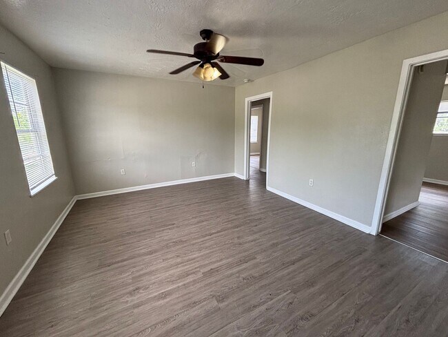 Building Photo - Lovely 5 Bedroom 2 Bathroom with a Fenced Backyard!