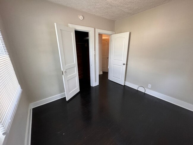 Building Photo - Charming Three bedroom, one bath house!