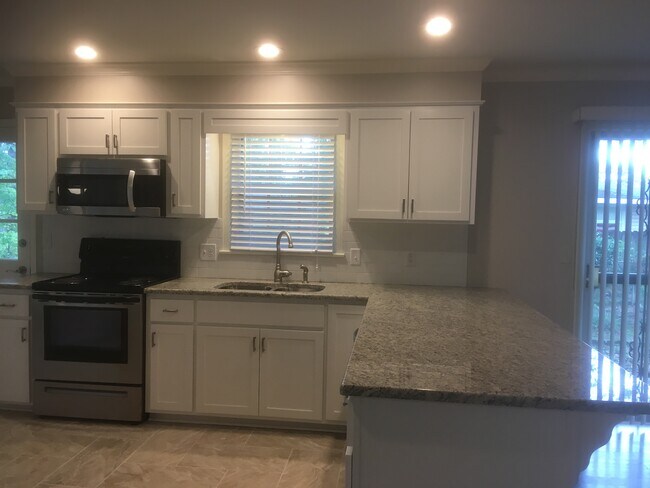 Building Photo - 14 Fairway Dr