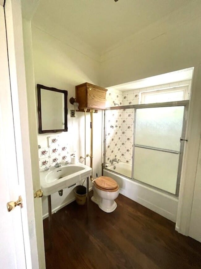 Building Photo - Vintage Style Home on Large Estate A Must See