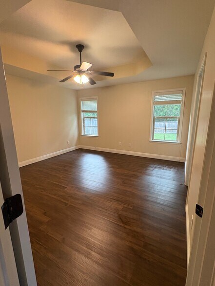 Building Photo - 986 Tudor Ln