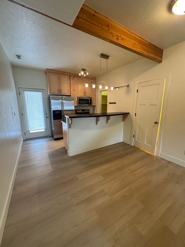 Building Photo - 2 bedroom, 2.5 bathroom townhome at Lincol...