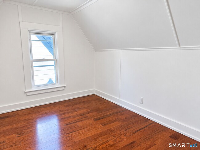 Building Photo - 407 Shelton Ave