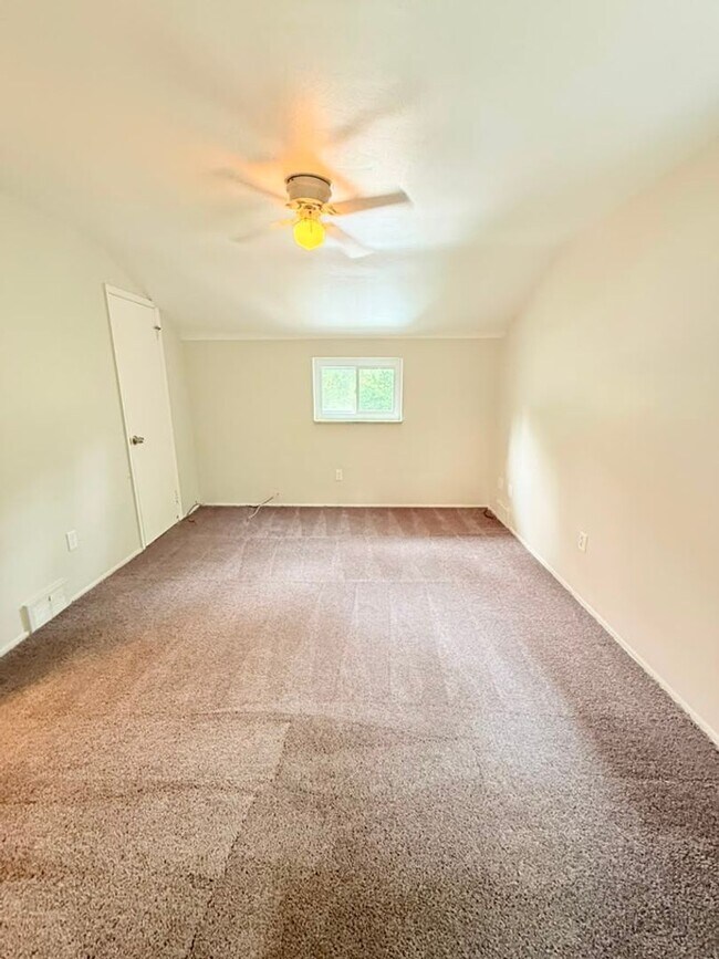 Building Photo - 472-474 Guylyn Dr