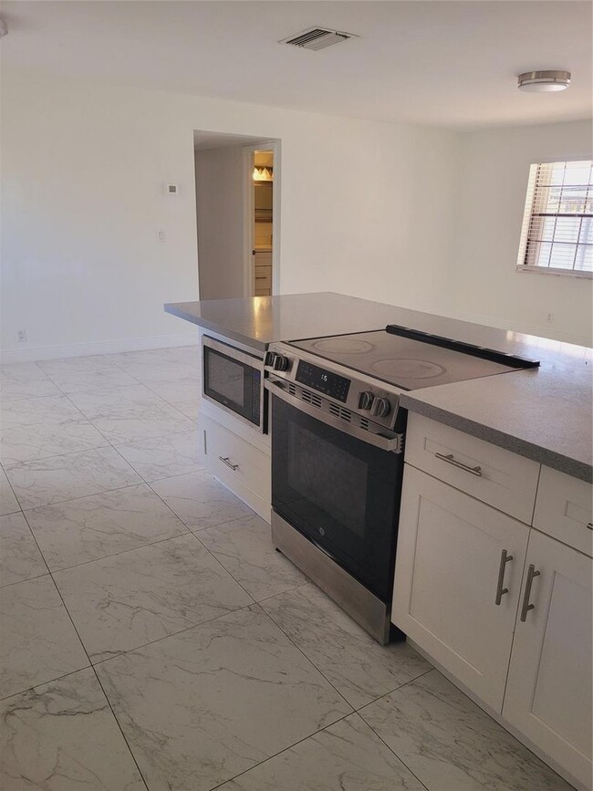 Building Photo - 770 NE 38th St