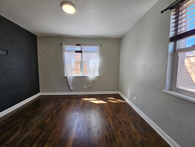 Building Photo - Heart of the City 1949 Charmer 2 Bed 1 Bat...