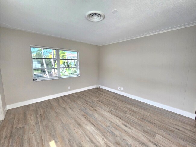 Building Photo - 2110 NE 41st St
