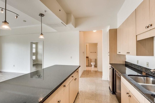 Building Photo - 3225 Turtle Creek Blvd
