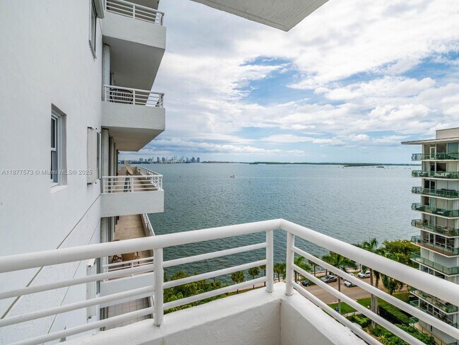Building Photo - 1402 Brickell Bay Dr