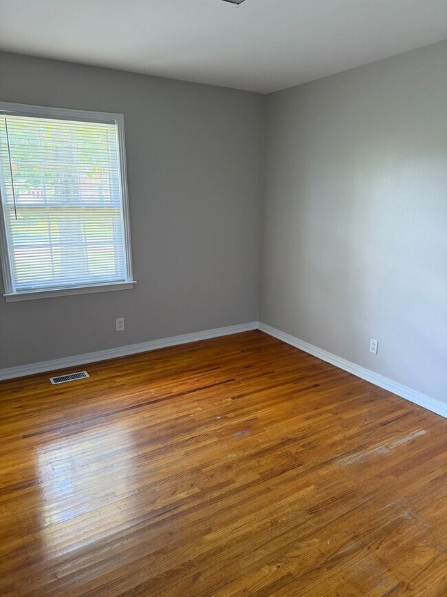 Building Photo - Charming 3-bedroom,1-bath home w/Detached garage for rent in Springfield, Tennessee.