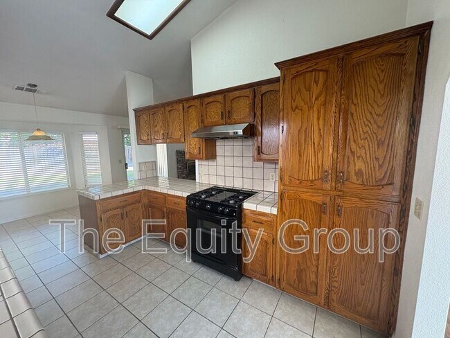 Building Photo - 5936 W Oak Ave