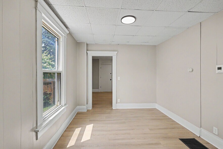 Building Photo - 1756 Bruck St