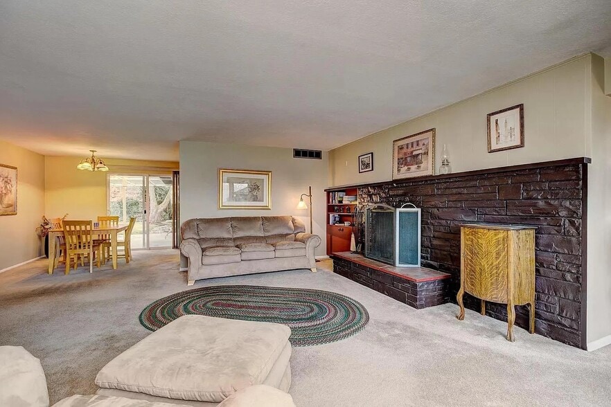 Building Photo - 3411 W Hillcrest Dr