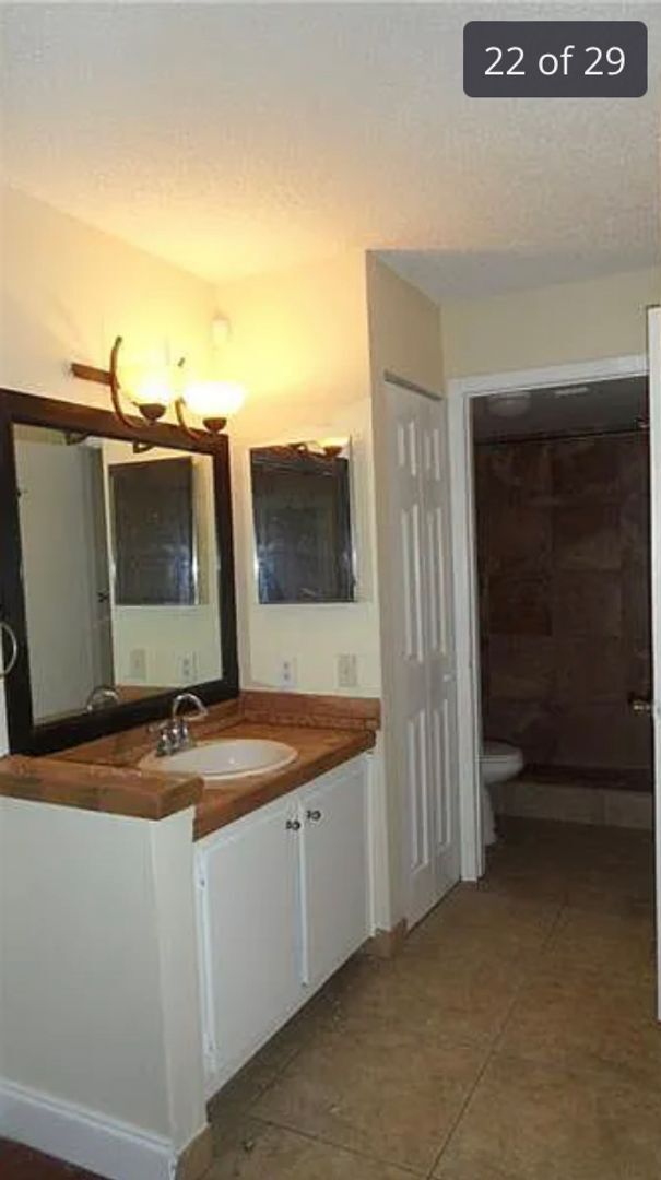 Building Photo - Spacious 2/2 Available for Move-In 9/1