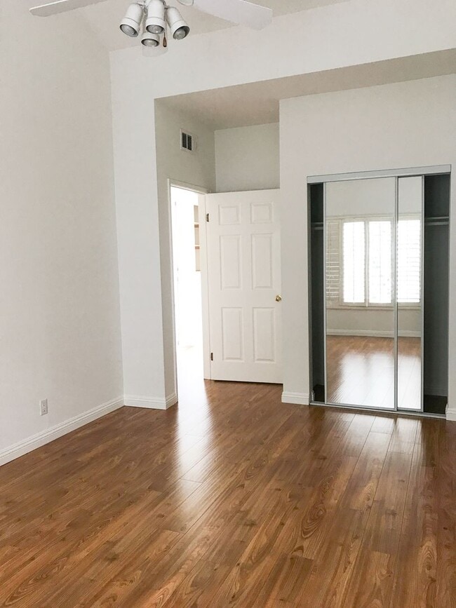 Building Photo - 3 Bedroom 2.5 bath Townhome