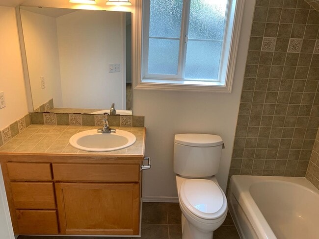 Building Photo - In the heart of Green Lake 3 bed 2.5 bath townhome for rent