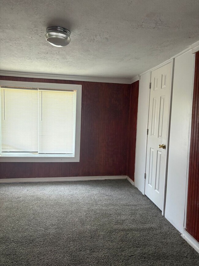 Building Photo - 3 Bedroom/1 bath House includes wi-fi, lawncare and security alarm