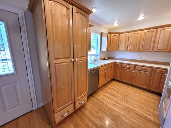 Building Photo - Fully Furnished Cottage 1 Bedroom - Marine Dr