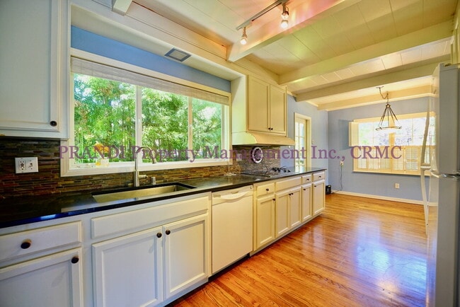 Building Photo - Tudor Gem in Prime Location by Memorial Park